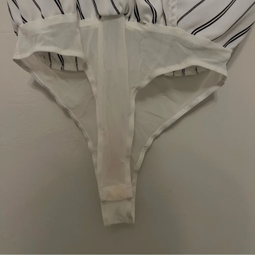 ASTR The Label‎ Women's Striped Wrap Front Bodysuit White Black Small